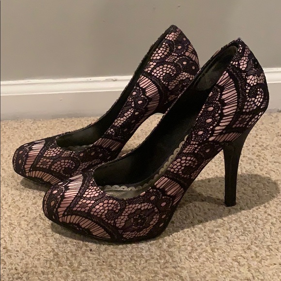 SOLD** Pink and black lace pumps - Picture 2 of 2
